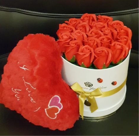 Aranjament floral cu 18 trandafiri de sapun in cutie model inima