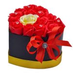 Aranjament floral cutie cu trandafiri sapun-1