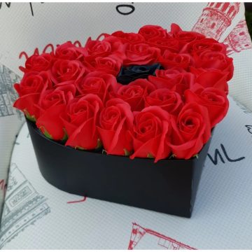 Cutie in forma de inima , cu 21 trandafiri de sapun-1