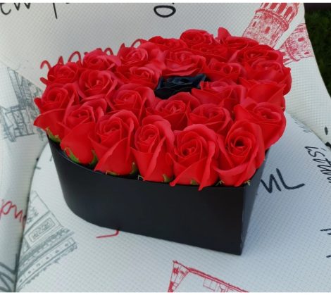 Cutie in forma de inima , cu 21 trandafiri de sapun-1