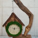 Ceas suspendat din lemn, lucrat manual, decorat cu licheni naturali stabilizati