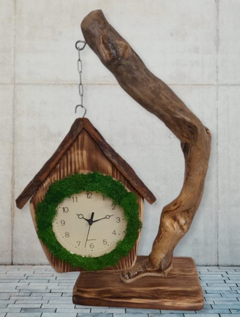 Ceas suspendat din lemn, lucrat manual, decorat cu licheni naturali stabilizati